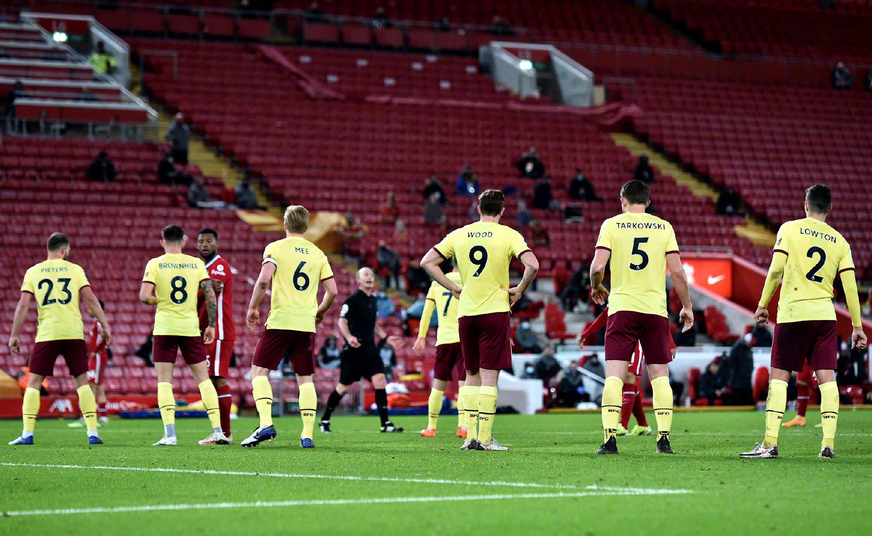 无奈！克莱抢断助攻威廉姆斯上篮打成2+1 场边库里看呆无奈叹气（唏嘘一幕：克莱抢断后助攻威廉姆斯打成2+1，场边库里目瞪口呆无奈叹息）